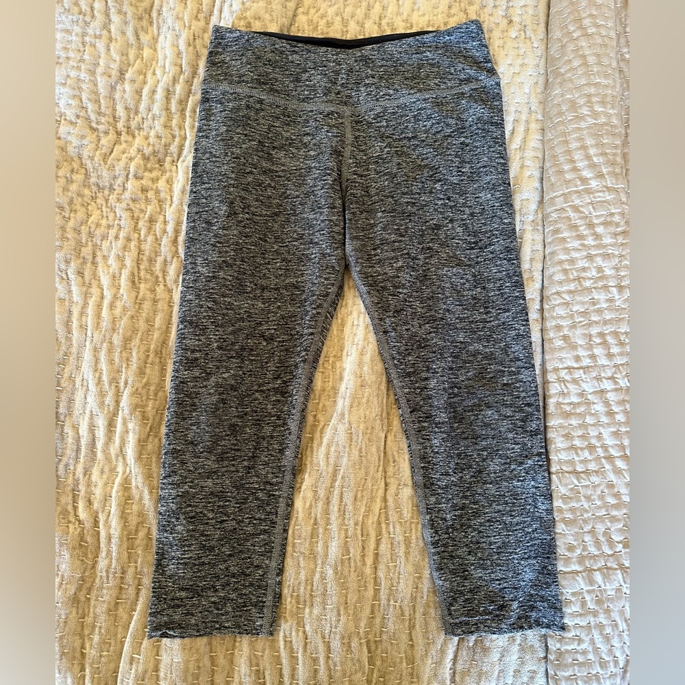 Beyond Yoga cropped legging in Heather Grey